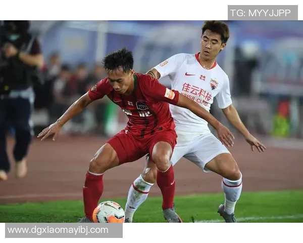 赛后分析：深圳足球队与武汉足球队在比赛中的灵活战术对比与启示